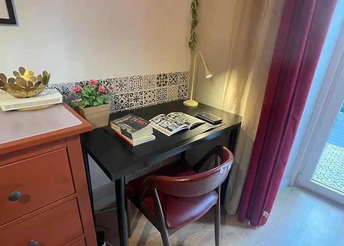 Sunny Orange Garden Apartment In Central Lisbon