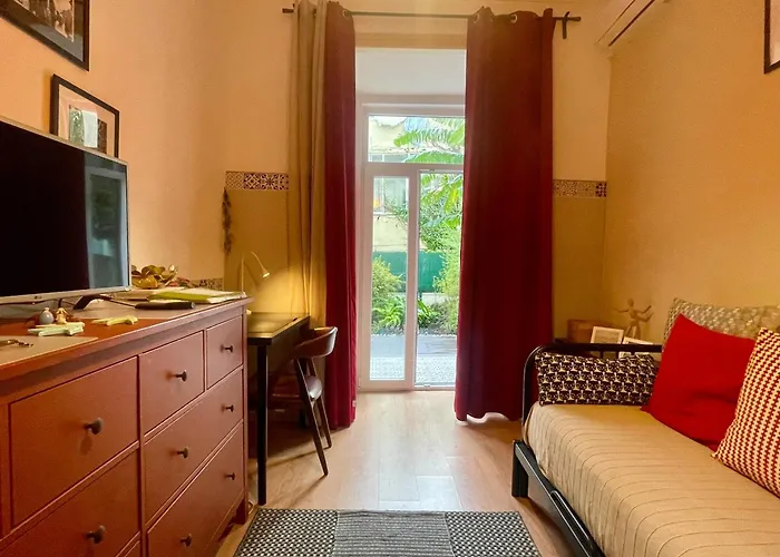 Sunny Orange Garden Apartment In Central Lisbon